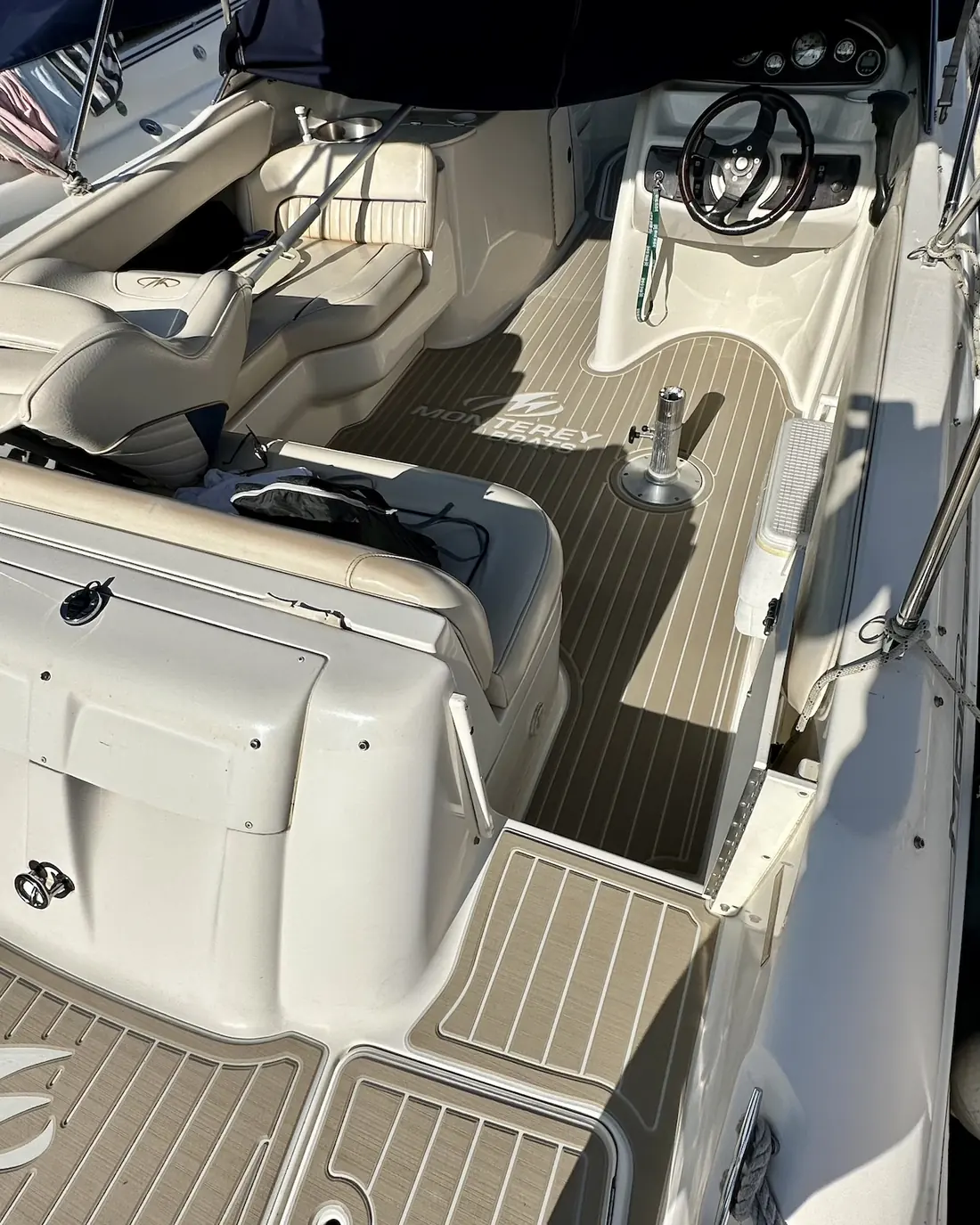 Convés revestido com SeaDek e rosa dos ventos aplicada