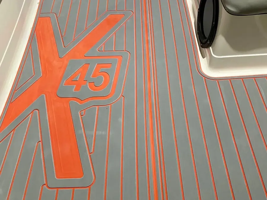 Convés cinzento com grafismo X45 aplicado em laranja