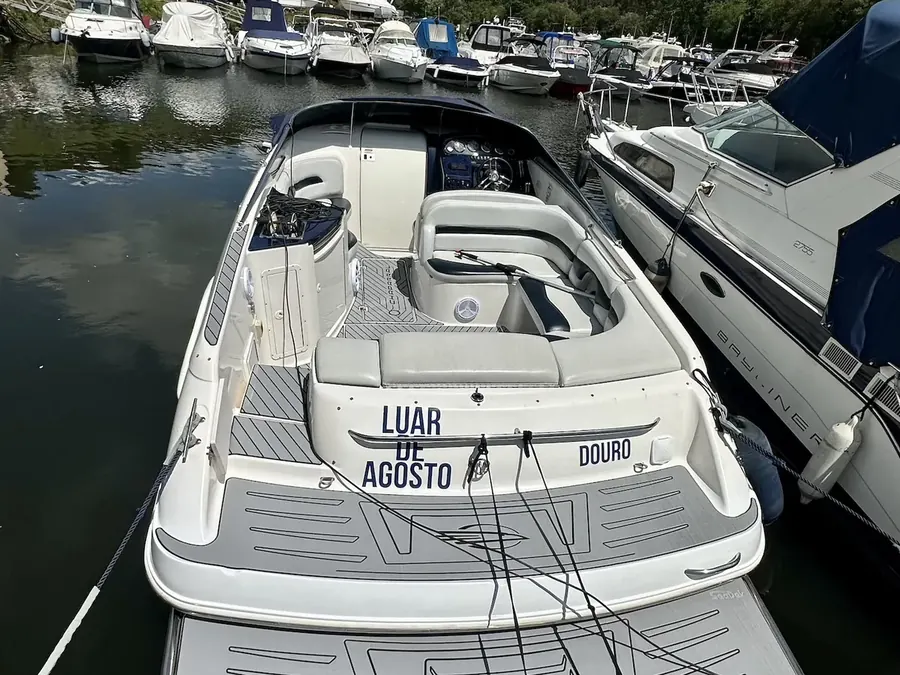 Embarcações atracadas em marina fluvial do Douro