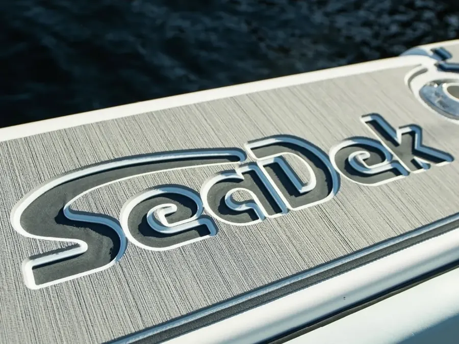 Pormenor da marca SeaDek gravada em revestimento escovado cinzento